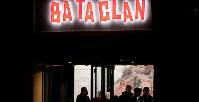 Los asistentes al concierto de Sting, a su llegada a la sala Bataclan. REUTERS/Christian Hartmann