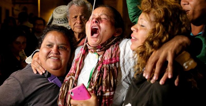 Un grupo de personas se reúne para celebrar el nuevo acuerdo de paz entre el Gobierno de Colombia y las FARC en la Plaza de Bolívar de Bogotá (Colombia)./ EFE