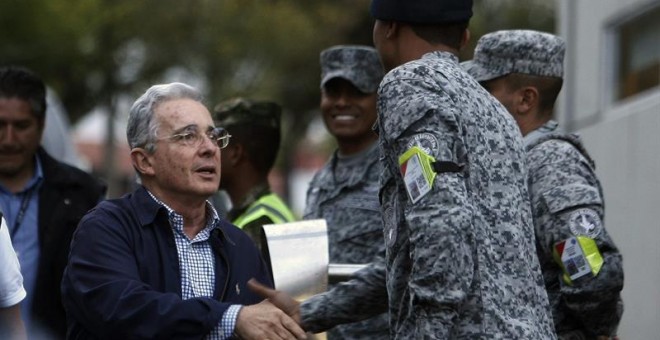 El expresidente de Colombia Álvaro Uribe saluda a militares en la Base Aérea de Rionegro antes de reunirse con el presidente de Colombia, Juan Manuel Santos./ EFE
