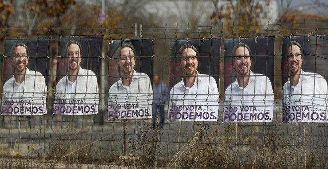 Carteles de Podemos para la campaña de las elecciones generales del 20 de diciembre de 2015. REUTERS