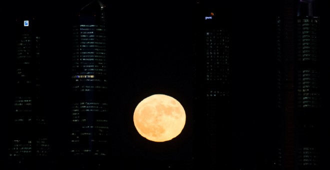 Las Cuatro Torres de Madrid, frente a la superluna.  REUTERS/Sergio Perez