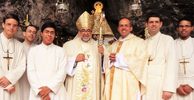 Varios miembros de Lumen Dei junto al arzobispo de Oviedo en Covadonga.