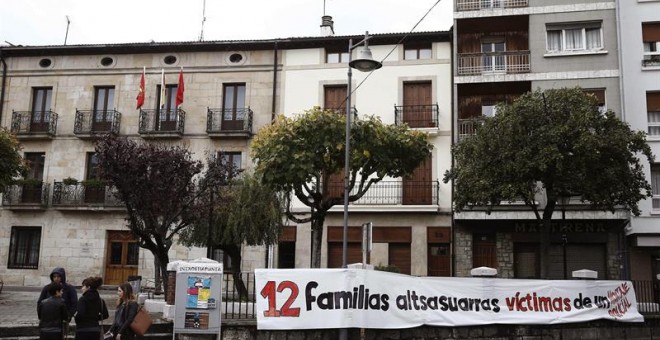 Pancarta colocada junto al Ayuntamiento de Alsasua tras las detenciones que se han producido por la agresión a dos agentes de la Guardia Civil. EFE/Jesús Diges