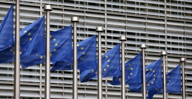 Banderas de Europa en la sede de la Comisión Europea en Bruselas, Bélgica. REUTERS