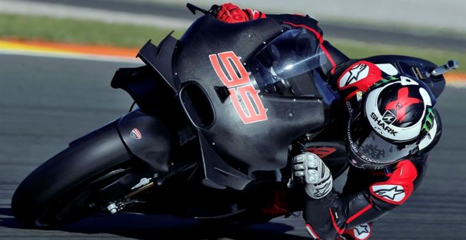El piloto español de Moto GP Jorge Lorenzo, rueda esta mañana en el Circuito Ricardo Tormo de Cheste (Valencia). /EFE
