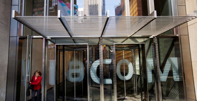 Una mujer sale de la sede de Viacom en Nueva York, EEUU. / REUTERS