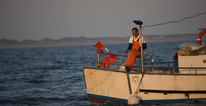 Juan Camacho, pescador artesanal en la costa de Doñana. /