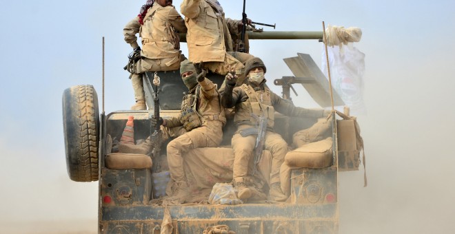 Guerreros chiís en un vehículo militar dirección Aeropuerto de Tal Afar durante una batalla con el Estado Islámico en Tal Afar al oeste de Mosul, Iraq. / REUTERS