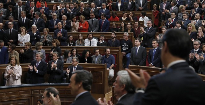 Diputados y senadores de Unidos Podemos permanecesn sentados al término del discurso pronunciado por el rey Felipe VI, durante la sesión solemne de la apertura de las Cortes en la XII Legislatura, celebrada  en el Congreso. EFE/Chema Moya