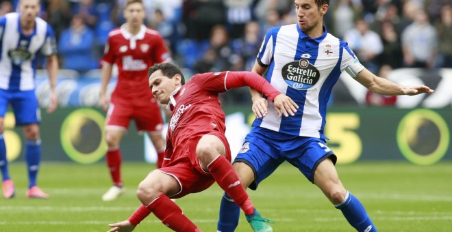 El jugador del Deportivo Pedro Mosquera junto al jugador del Sevilla Ganso durante el partido de la 7ª jornada de la Liga Santander que se ha disputado en el Estadio Riazor de A Coruña. EFE/Cabalar