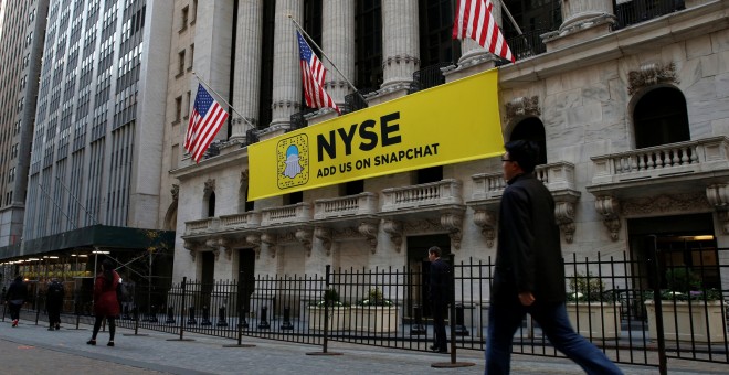 Un cartelón con el logo de Snapchat en la fahada de la bolsa de Nueva York (NYSE) en Wall Street. REUTERS/Brendan McDermid