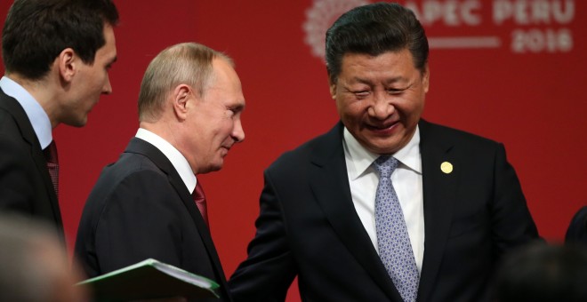 El presidente de Rusia, Vladimir Putin, y su homólogo de China, Xi Jinpingm, en la cumbre de la APEC, en Lima (Perú). EFE/Ernesto Arias