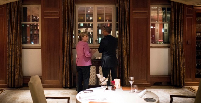 La canciller alemana Angela Merkel y el presidente de EEUU Barack Obama, en una cena privada en el Hotel Adlon de Berlin. REUTERS/Guido Bergmann Bundespresseamt