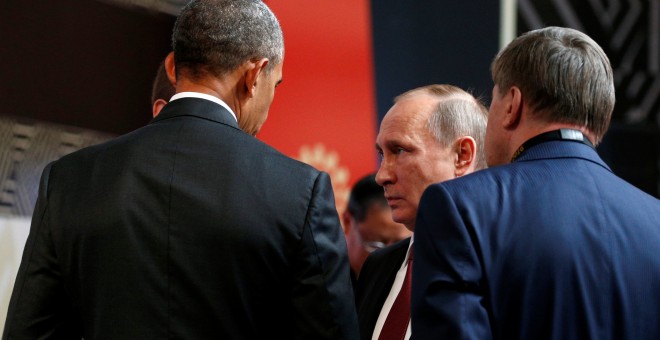 El presidente de EEUU Barack Obama mantiene una breve conversación con el presidente ruso Vladimir Putin antes del comienzo de la cumbre de la APEC en Lima (Perú). REUTERS/Kevin Lamarque
