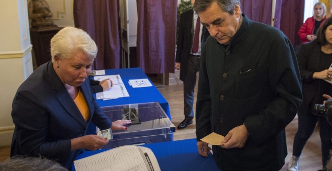 François Fillon votando esta mañana en las primarias.