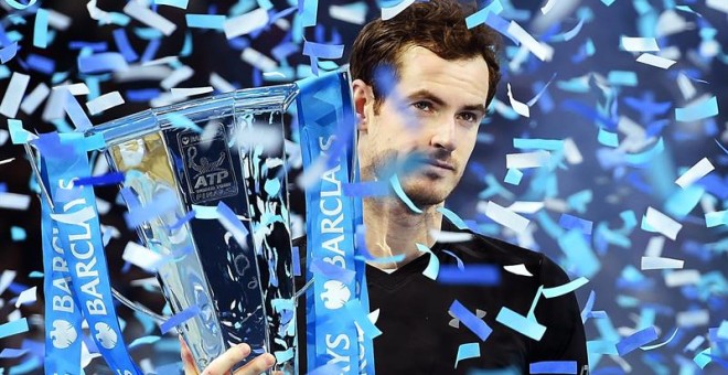 Andy Murray sostiene el trofeo que le acredita como campeón de las ATP Finals. /EFE