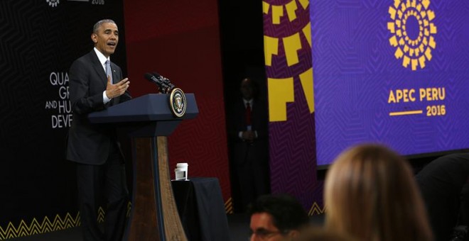 El presidente de los Estados Unidos, Barack Obama, ofrece una rueda de prensa al término de la cumbre de líderes del APEC en Lima (Perú). / EFE