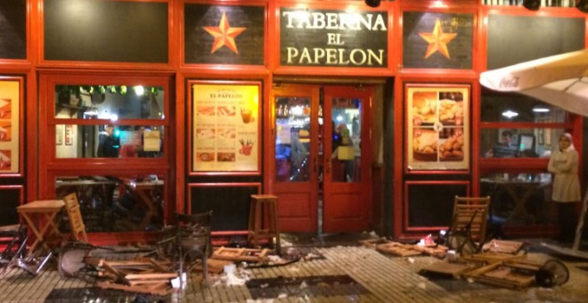 Estado en el que quedó anoche la terraza de una taberna en Sevilla tras la batalla campal. /@ELDESMARQUE_SFC