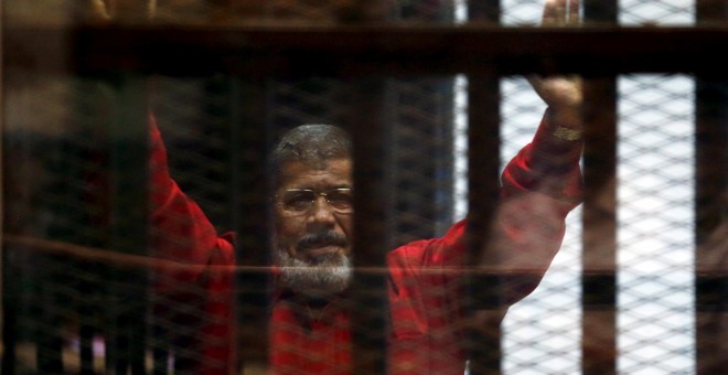 El presidente depuesto de Egipto, Mohamed Mursi, en la cárcel. /REUTERS