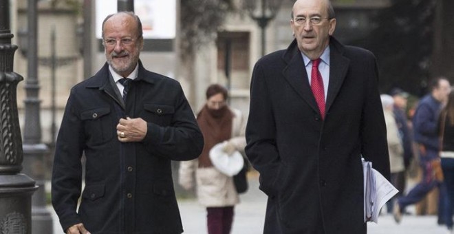 El exalcalde de Valladolid Javier León de la Riva, acompañado de su abogado, a su llegada hoy al Juzgado de Instrucción 4 de Valladolid. / EFE