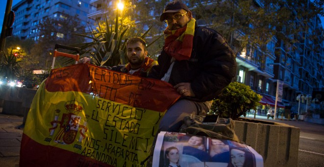 El exmilitar Andrés Merino (izq), junto al cabo Iván Ramós (der), frente a la entrada del la sede del Ministerio de Defensa en Madrid. JAIRO VARGAS