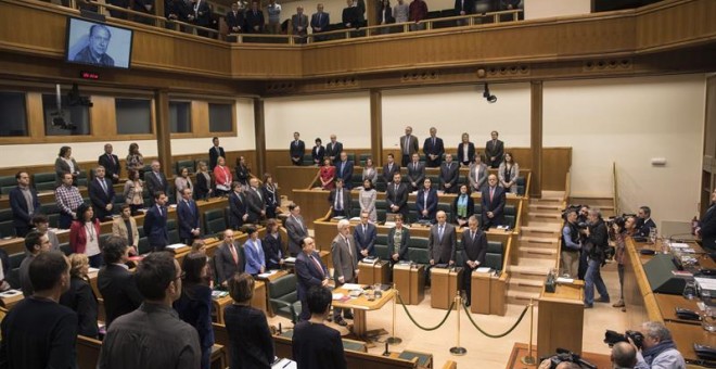 El Parlamento Vasco guarda un minuto de silencio en recuerdo del dirigente de Herri Batasuna Santiago Brouard, asesinado por los GAL el 20 de noviembre de 1984 / EFE