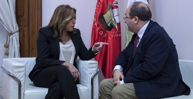 La presidenta andaluza, Susana Díaz, y el líder del PSC, Miquel Iceta conversan durante la reunión que ambos mantienen esta noche en la sede del PSOE-A en Sevilla EFE/Julio Muñoz