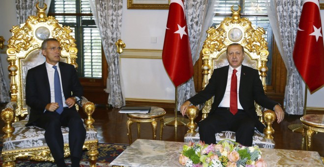 Fotografía facilitada por la Presidencia turca que muestra al secretaro general de la OTAN, Jens Stoltenberg, reunido con el presidente turco, Recep Tayyip Erdogan, EFE