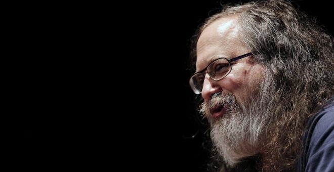 El fundador del movimiento de software libre, Richard Stallman, pronuncia en Pamplona una conferencia dentro de los 'Diálogos Europeos', organizados con motivo de la capitalidad cultural de Donosti. EFE/Ivan Aguinaga