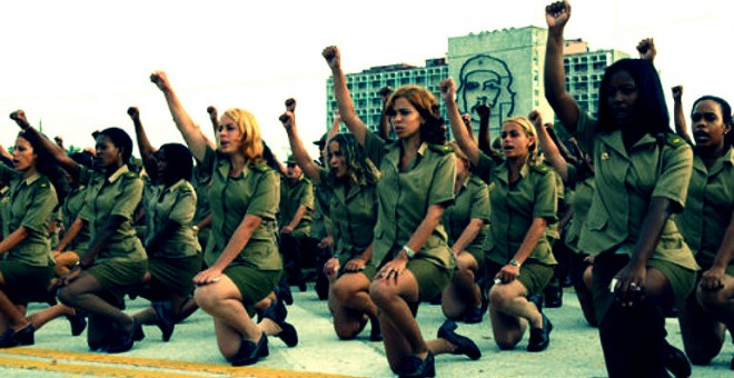 Un grupo de mujeres en la Plaza de la Revolución en la Habana, Cuba.