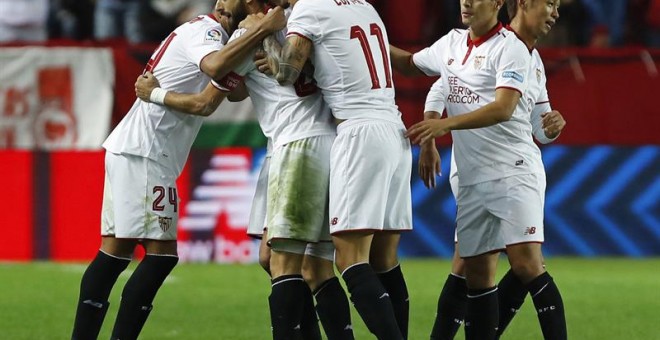 os jugadores del Sevilla celebran el segundo gol del equipo sevillista.EFE