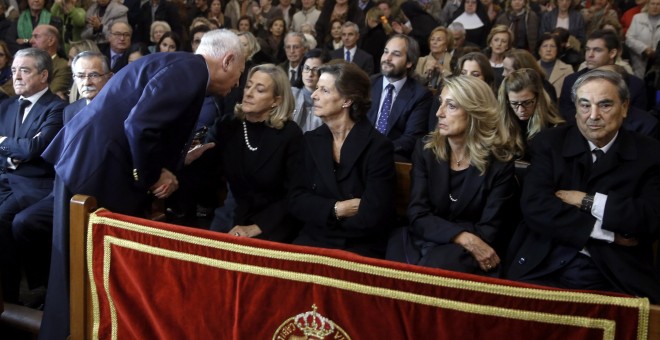 El exministro de Exteriores Jose Manuel García Margallo da el pésame a la familia durante la misa funeral por la exalcaldesa de Valencia Rita Barberá, en la catedral de Valencia. EFE/Kai Försterling