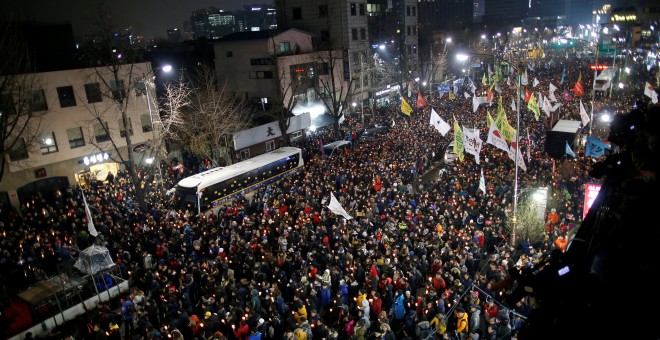 Una de las masivas manifestaciones convocadas contra la presidenta surcoreana Park Geun-hye para pedir su dimisión. REUTERS/Kim Hong-Ji