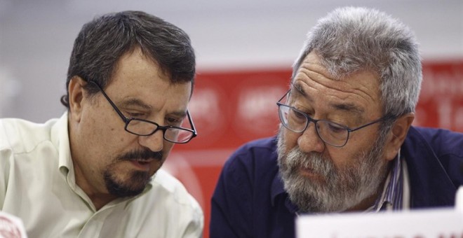 Santos Ruesga, a la derecha, junto al exsecretario general de UGT, Cándido Méndez. | EP