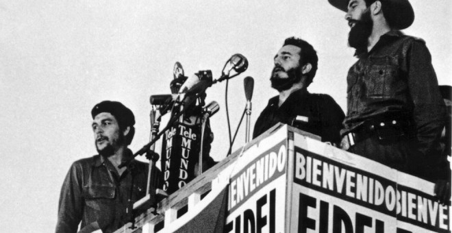 Fidel Castro pronuncia un discurso junto a Camilo Cienfuegos y Ernesto Che Guevara en La Habana (8 de enero de 1959) / AFP