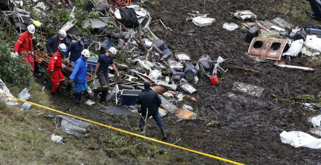 Equipos de rescate acceden a la zona donde se estrelló el avión del Chapecoense. - REUTERS