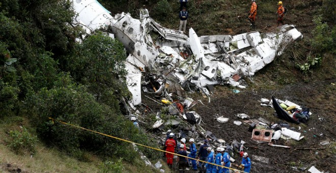 Equipos de rescate acceden a la zona donde se estrelló el avión del Chapecoense. - REUTERS