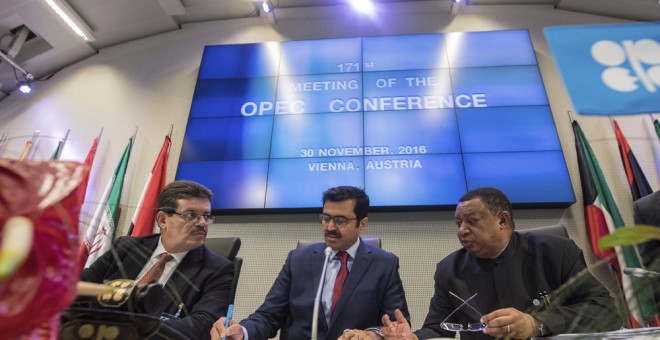 El director del departamento de estudios energéticos de la OPEP, Mohamed Hamel (i), el presidente de turno de la OPEP y ministro qatarí de Energía, Mohamed bin Saleh al Sadaque (c), y el secretario general de la OPEP, Mohammad Barkindo, en la reunión  de