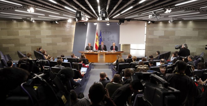 El ministro de Educación y portavoz del Gobierno, Íñigo Méndez de Vigo, junto al ministro de Economía, Luis de Guindos, y el  de Hacienda, Cristóbal Montoro, durante la rueda de prensa posterior a la reunión del Consejo de Ministros en el Palacio de La Mo