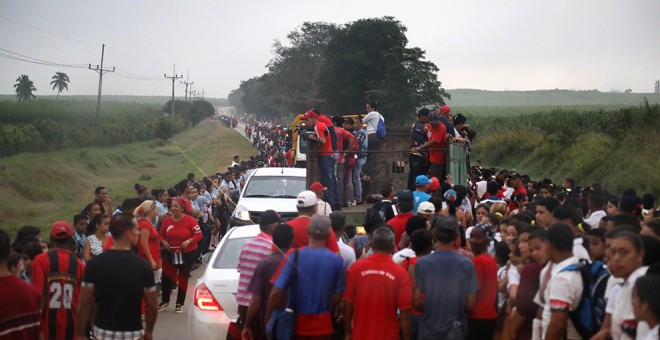 Tapón en la carretera antes de entrar en Santiago de Cuba. MARIAN LEÓN