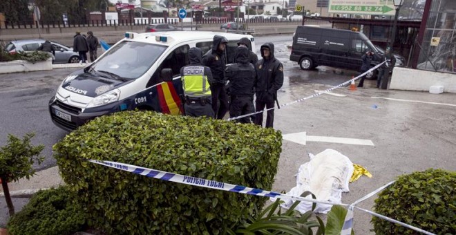 Agentes de la policía en las inmediaciones del Centro Comercial de Estepona (Málaga) donde una mujer ha sido hallada muerta. - EFE