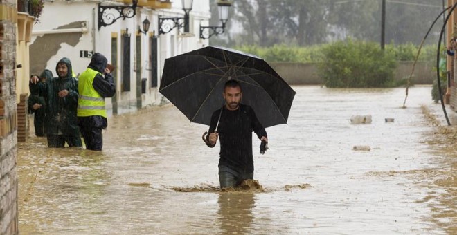 Imagen del temporal en Málaga este domingo / EFE