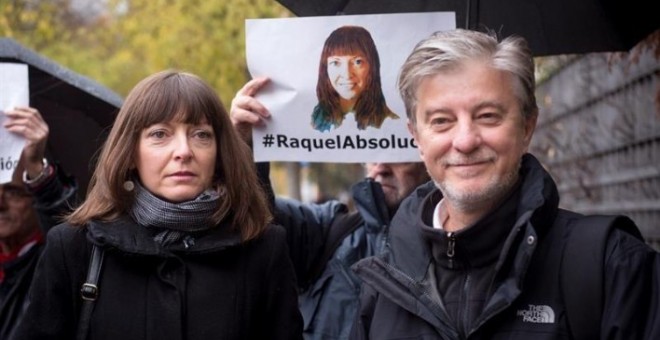 Raquel Tenías, activista y militante de Izquierda Unida y Zaragoza en Común (ZeC), acompañada por el alcalde de Zaragoza, Pedro Santisteve, el día de su juicio en el  juzgado de lo Penal número 13 de Madrid.EFE