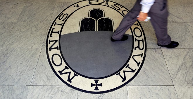 Un hombre pasa sobre el logo del banco Monte Dei Paschi Di Siena en una oficina en Roma. REUTERS/Alessandro Bianchi