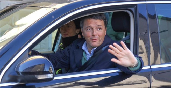 Matteo Renzi saluda desde su coche en su ciudad natal, Florencia. - EFE