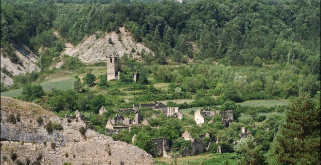 Jánovas, como Lavelilla y Lacort, en el Pirineo oscense, quedaron despoblados tras soportar durante décadas la amenaza de ser inundados por un embalse para producir electricidad.