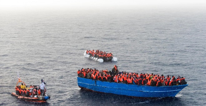 Un momento en el que rescate por parte de MSF de las personas que viajaban a Europa en barcazas.- MSF