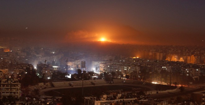 El humo y el fuego asoma en las zonas controladas por los rebeldes en Alepo. REUTERS