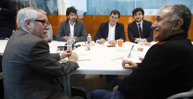 El presidente de Ciudadanos, Albert Rivera (c), junto con los diputados Toni Roldán (2d) y Sergio del Campo (2i), durante la reunión con los líderes de CCOO y UGT, Ignacio Fernández Toxo (i) y José Álvarez (d), en la sede del partido, en Madrid. EFE/Emili