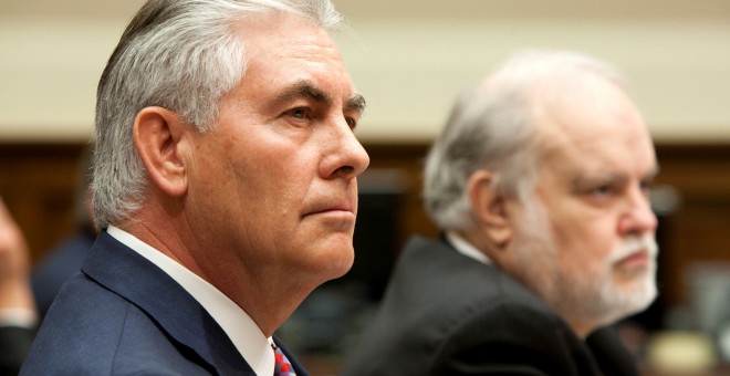 Rex Tillerson, CEO de ExxonMobil junto a Bob Simpson,fundador de XTO Energy. /  REUTERS